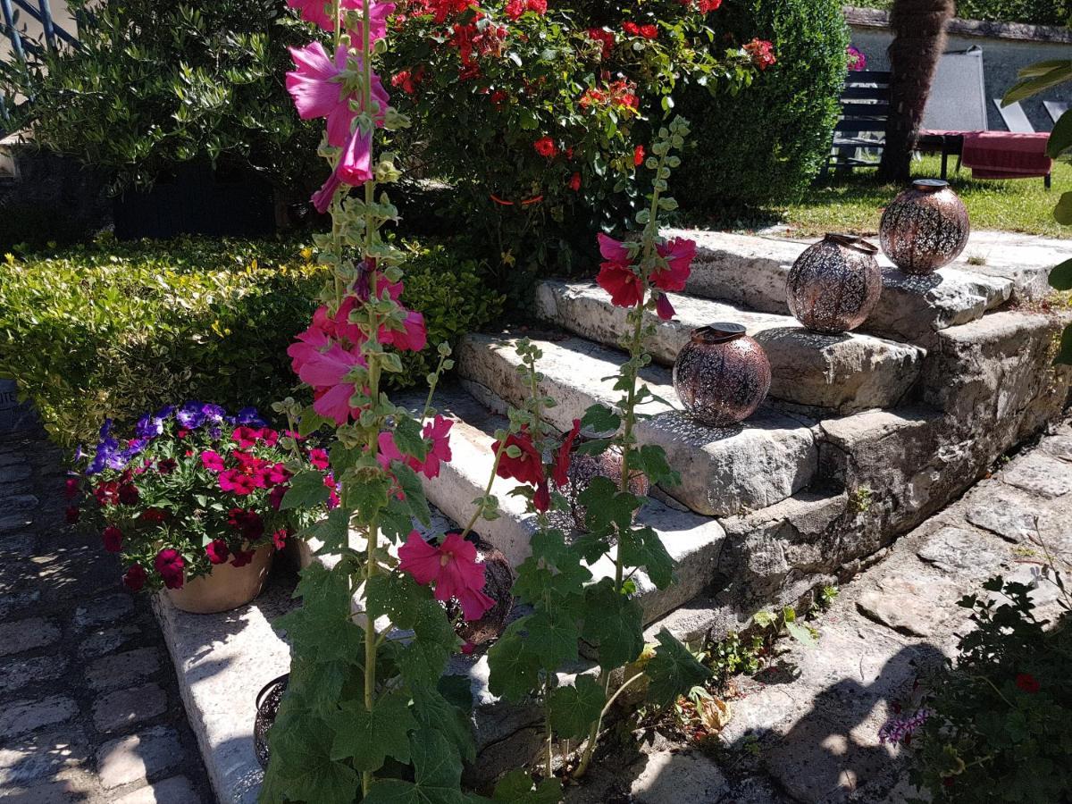 Les Glycines Bed and Breakfast Ury Exteriör bild