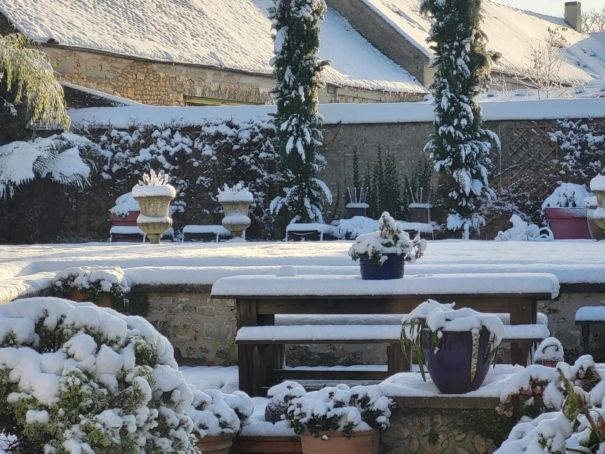 Les Glycines Bed and Breakfast Ury Exteriör bild